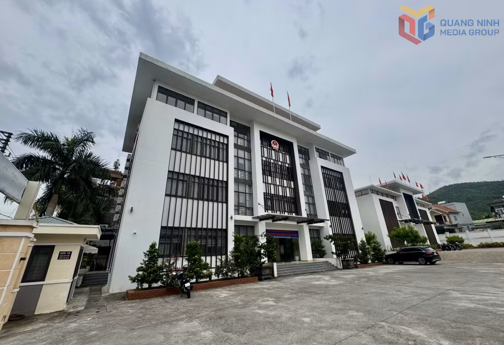 Trụ sở Đảng ủy, HĐND, UBND thị trấn Cái Rồng được bàn giao cho Chi nhánh Văn phòng đăng ký đất đai khu vực 6.