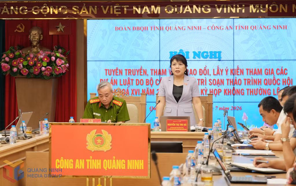Đồng chí Nguyễn Thị Thu Hà, Phó Trưởng Đoàn ĐBQH tỉnh, phát biểu tại hội nghị.