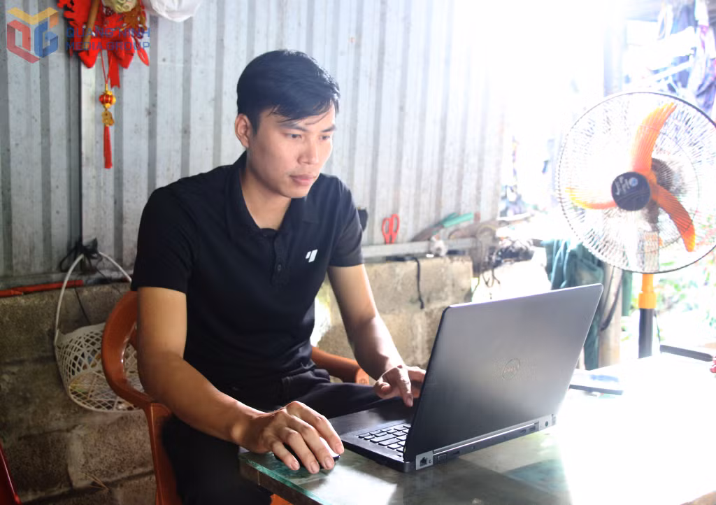 Dù bận rộn với công việc của thôn, song Triệu Quý Cương vẫn nỗ lực sắp xếp thời gian tự học để nâng cao kiến thức, trình độ đáp ứng yêu cầu công việc tốt hơn.