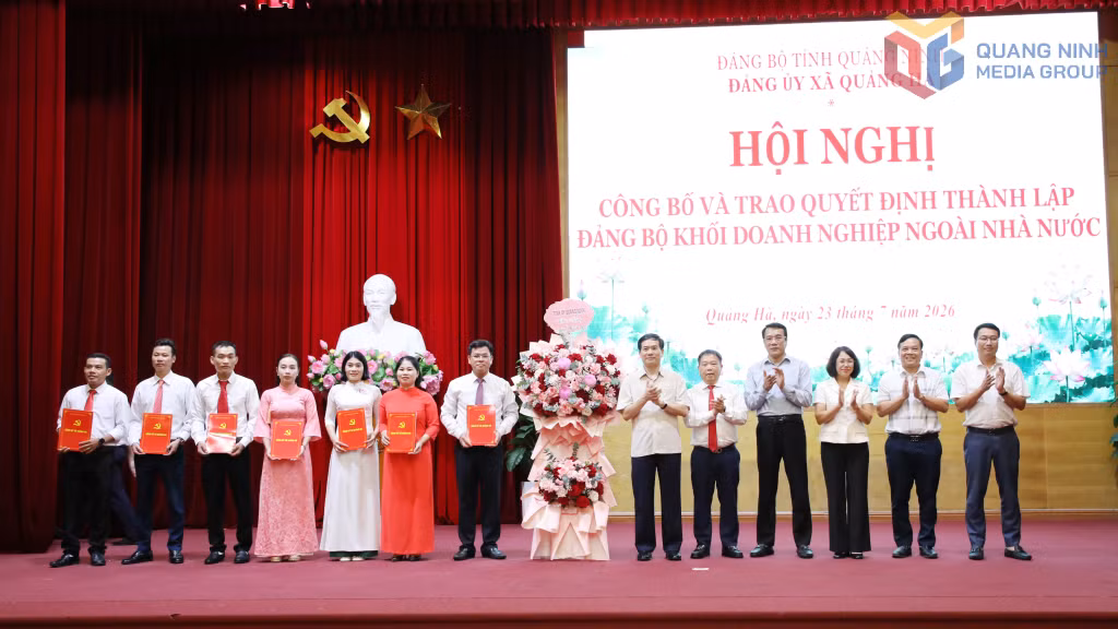 Đồng chí Phó Bí thư Tỉnh ủy, Chủ tịch Ủy ban MTTQ tỉnh cùng các đại biểu của tỉnh tặng hoa chúc mừng Đảng bộ Khối doanh nghiệp ngoài Nhà nước xã Quảng Hà.