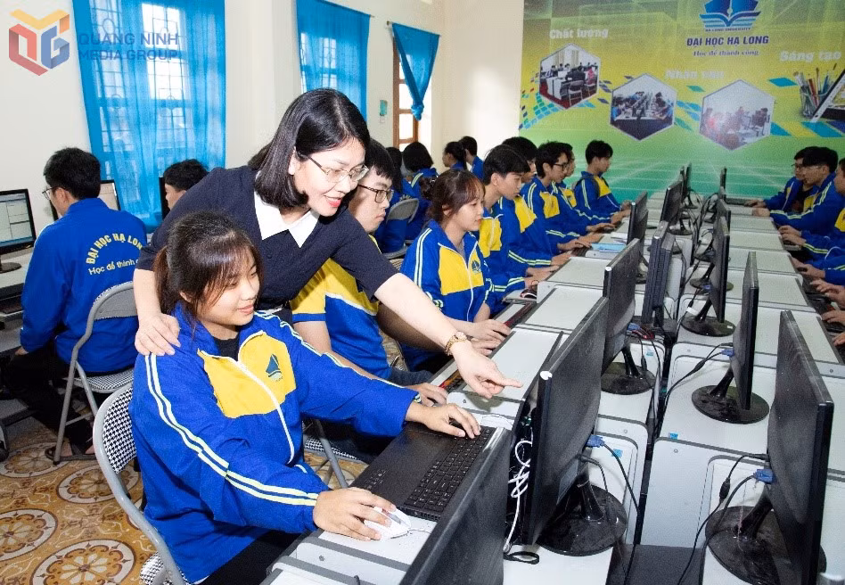 Khoa Công nghệ thông tin, Trường Đại học Hạ Long trong giờ học thực hành.