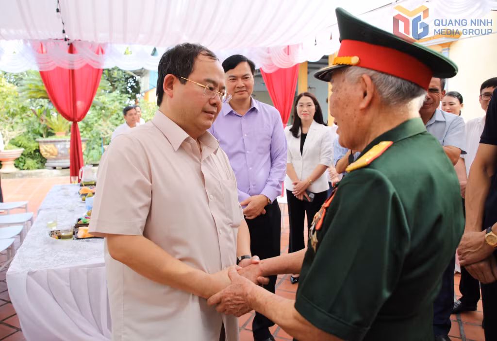 Đồng chí Bí thư Tỉnh ủy ân cần hỏi thăm sức khỏe, đời sống của ông Nguyễn Minh Kham – người hoạt động kháng chiến nhiễm chất độc hóa học ở phường Mạo Khê.