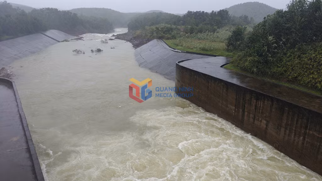Lúc 18 giờ, xí nghiệp Thủy lợi Tiên Yên đang mở 1 cửa xả với mức xả 40m³/giây, duy trì mức nước hồ ở dưới 58m và dung tích dưới 10,1 triệu m³ (70% dung tích thiết kế của hồ).