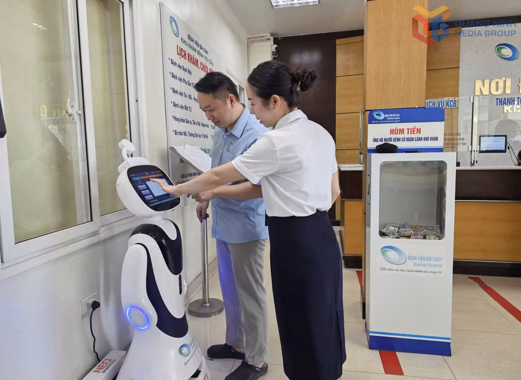 Lĩnh vực y tế là một trong những lĩnh vực có nhu cầu lớn về ứng dụng công nghệ. (Trong ảnh: Bệnh viện Bãi Cháy ứng dụng robot hỗ trợ hướng dẫn, tra cứu thông tin cho người dân trong quá trình khám, chữa bệnh).