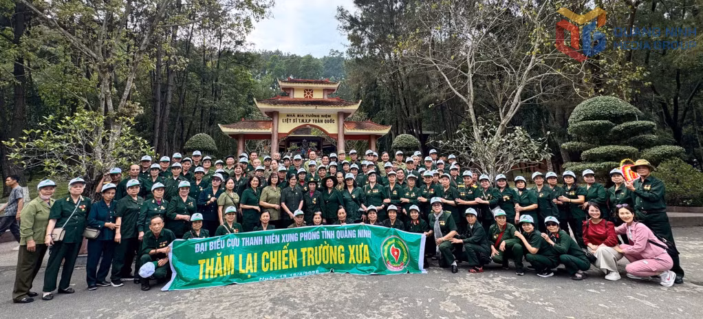 Đoàn đại biểu Cựu TNXP tỉnh Quảng Ninh thăm lại chiến trường xưa chụp ảnh lưu niệm tại Nhà bia tưởng niệm liệt sĩ TNXP toàn quốc tại Khu di tích lịch sử Ngã ba Đồng Lộc (tỉnh Hà Tĩnh) tháng 4/2026.