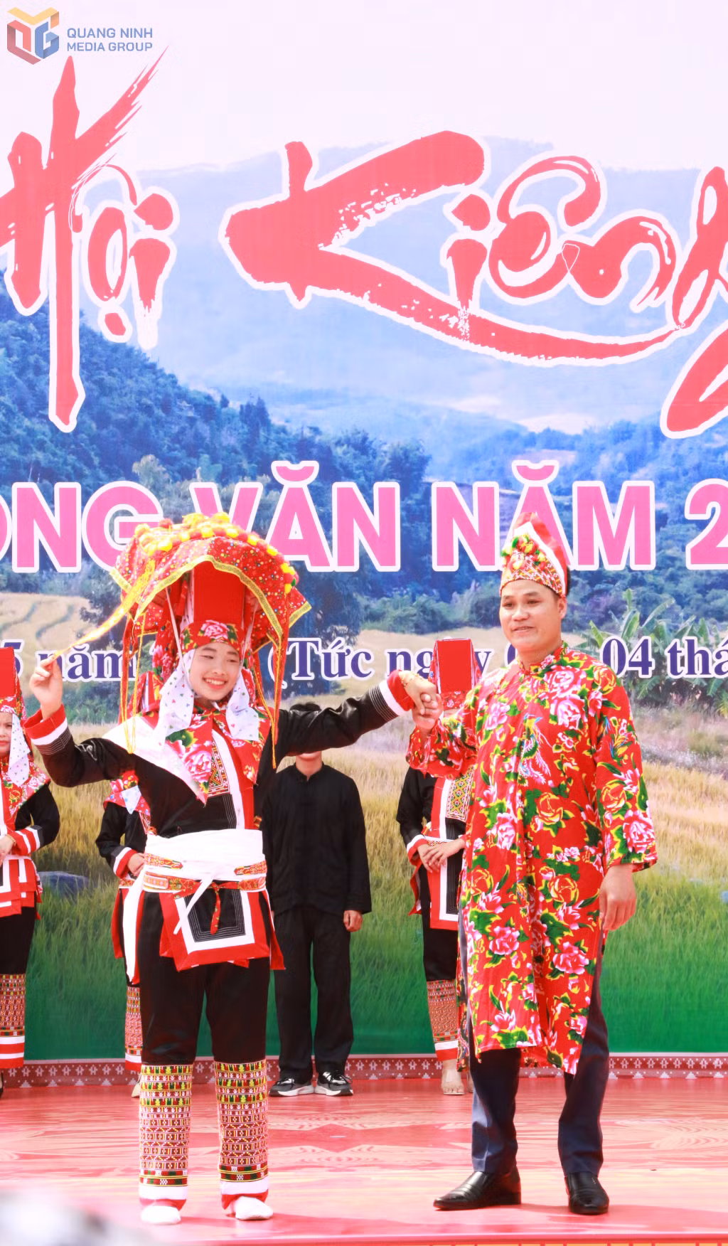 Trình diễn trang phục cưới của dân tộc Dao Thanh Phán tại ngày hội Kiêng Gió (xã Hoành Mô).
