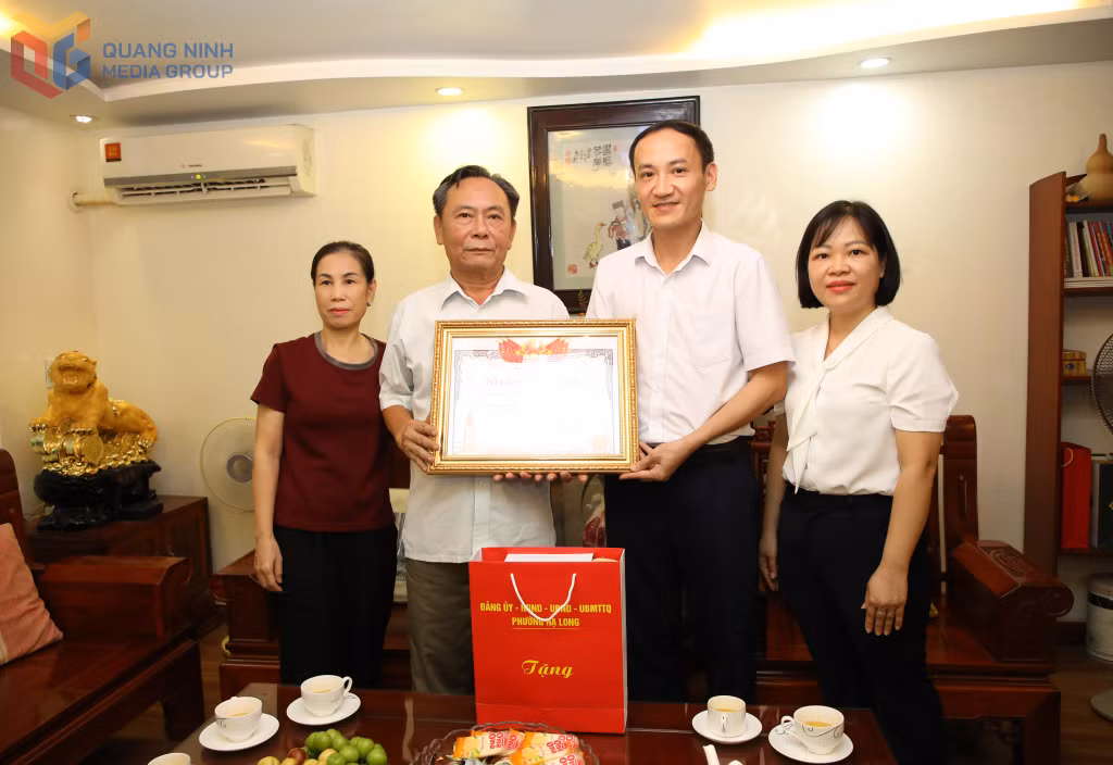 Đại diện Đảng ủy, HĐND, UBND, Ủy ban MTTQ phường Hạ Long thăm, tặng quà và trao Bằng Tổ quốc ghi công của Thủ tướng Chính phủ cho thân nhân gia đình liệt sĩ Nhâm Ngọc Bảy, khu phố Hồng Hải 4.