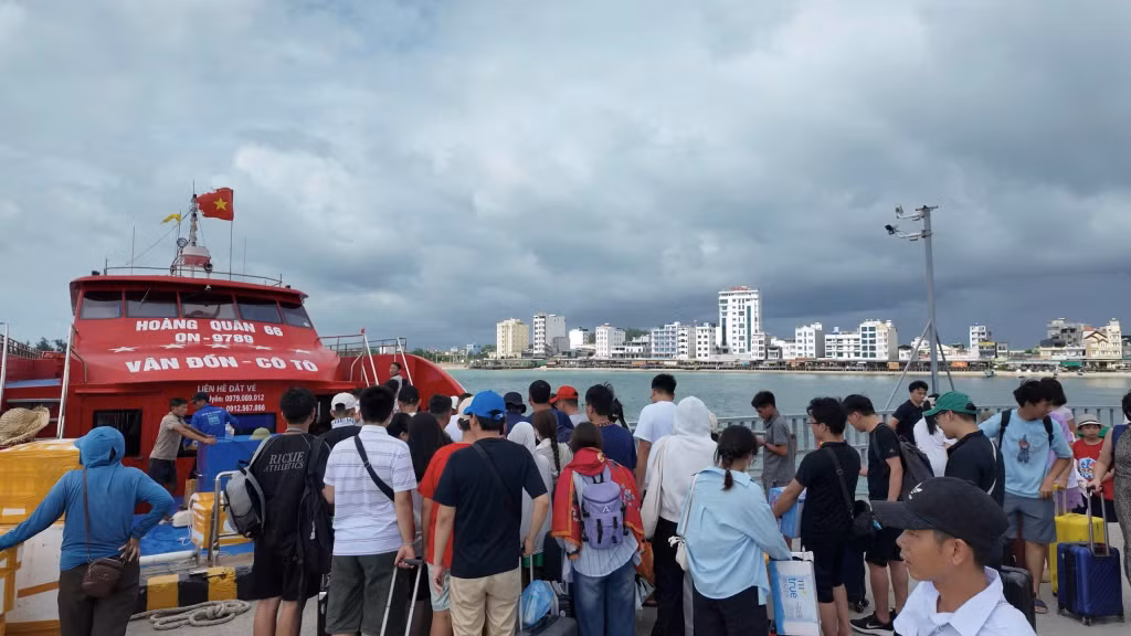 Du khách lên tàu về bờ.