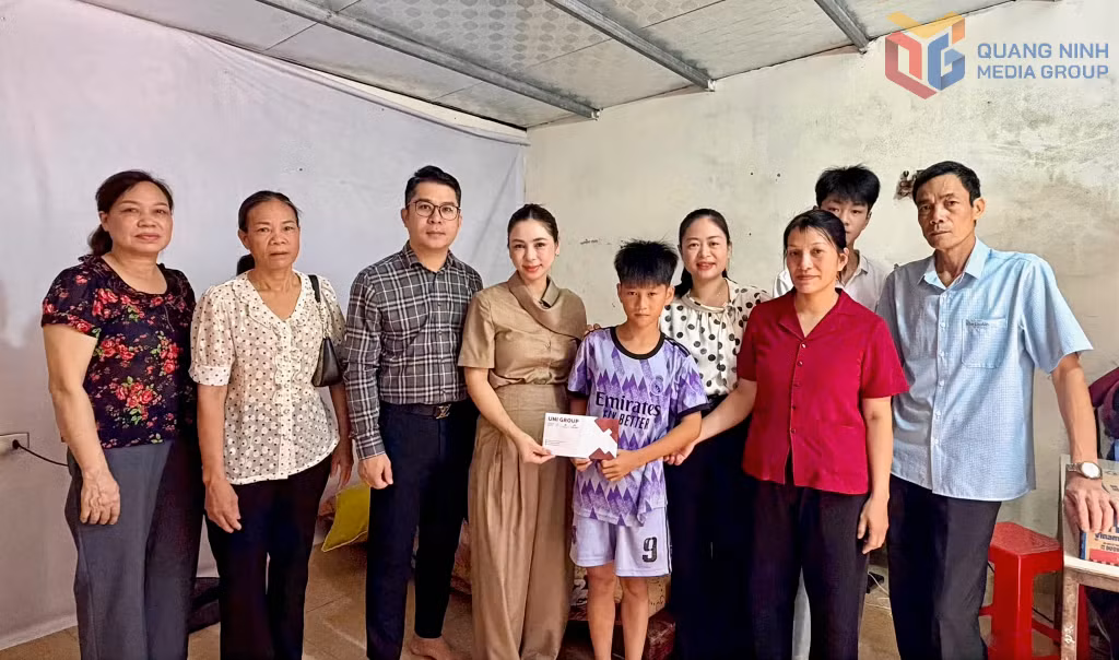 Chị Trần Thị Phương trao đỡ đầu cho học sinh có hoàn cảnh khó khăn trên địa bàn.