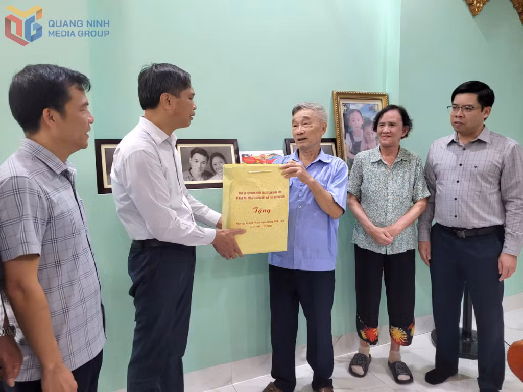Đồng chí Vũ Văn Diện, Phó Chủ tịch Thường trực UBND tỉnh tặng quà thương binh Đinh Bá Dẫn ở khu Ba Đại, phường Hiệp Hòa.