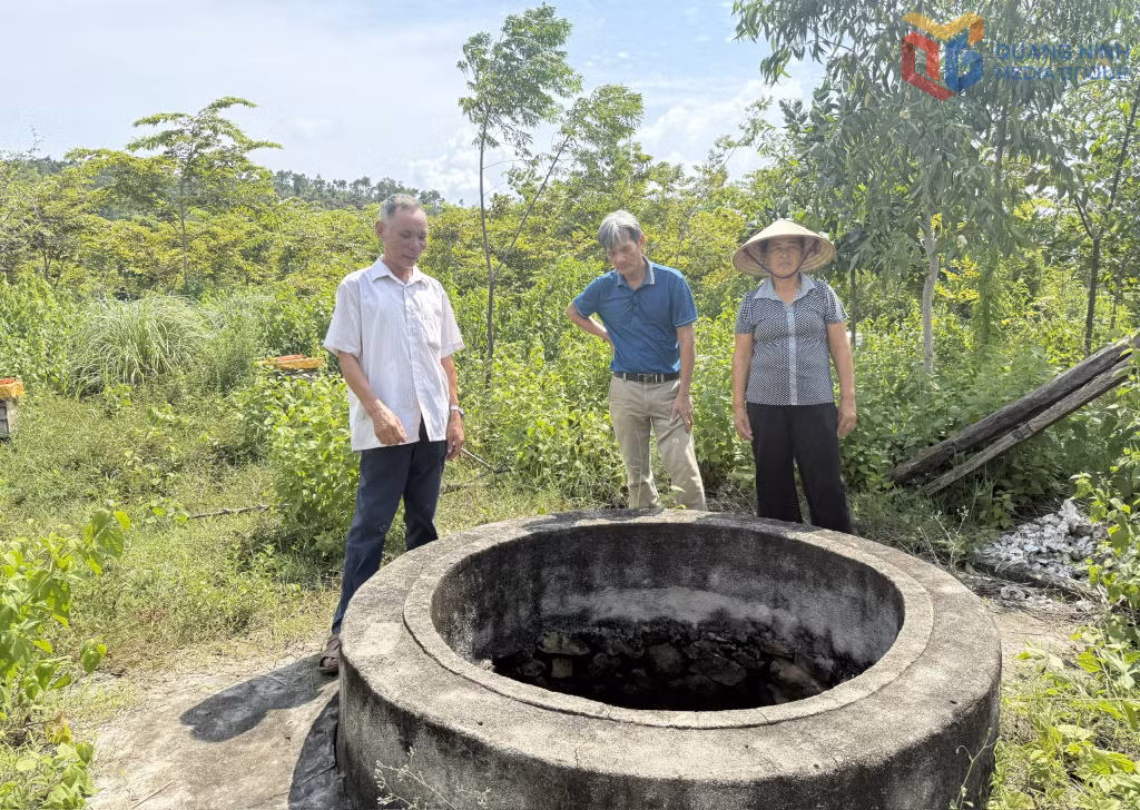Ông Vũ Văn Dũ (bên trái) cho biết giếng khoan của gia đình không thể sử dụng do nguồn nước bị nhiễm mặn. Nhiều năm qua, gia đình phải tích trữ nước mưa phục vụ sinh hoạt.
