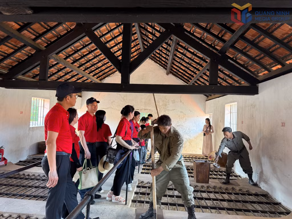 Đoàn công tác dâng hương tại phần mộ Anh hùng liệt sĩ Vũ Văn Hiếu ở Nghĩa trang Hàng Dương, Côn Đảo. Ảnh: Phan Yến