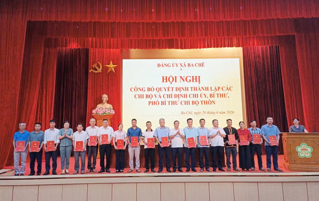 Đảng ủy xã Ba Chẽ công bố quyết định thành lập 16 chi bộ thôn sau sắp xếp.