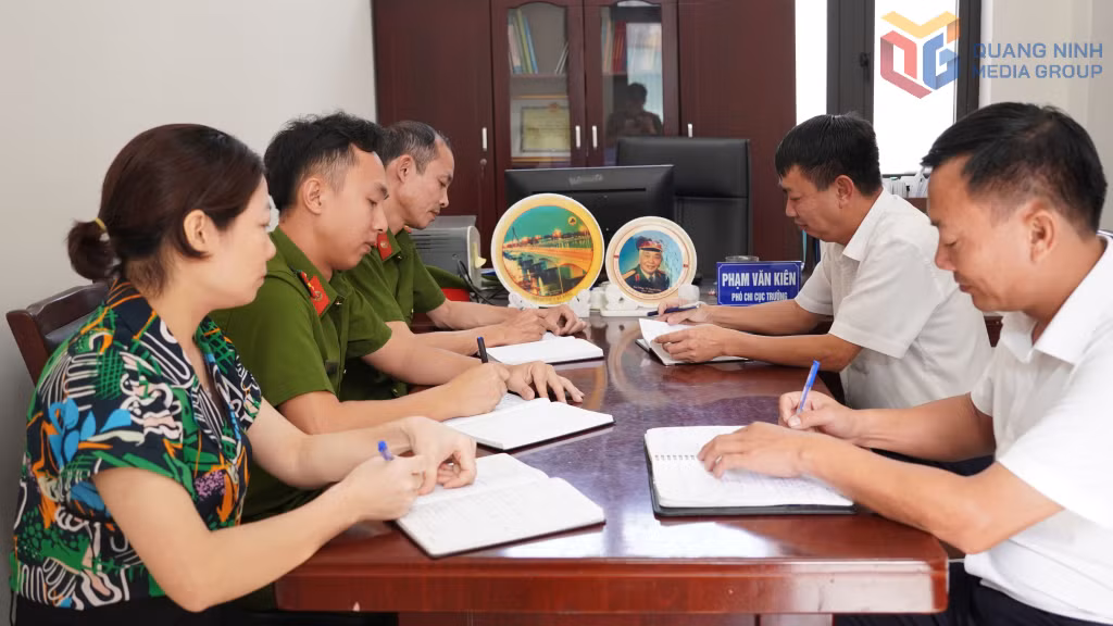 Công an tỉnh Quảng Ninh làm việc với Chi cục chăn nuôi và thú y kiến nghị các giải pháp cần khắc phục.