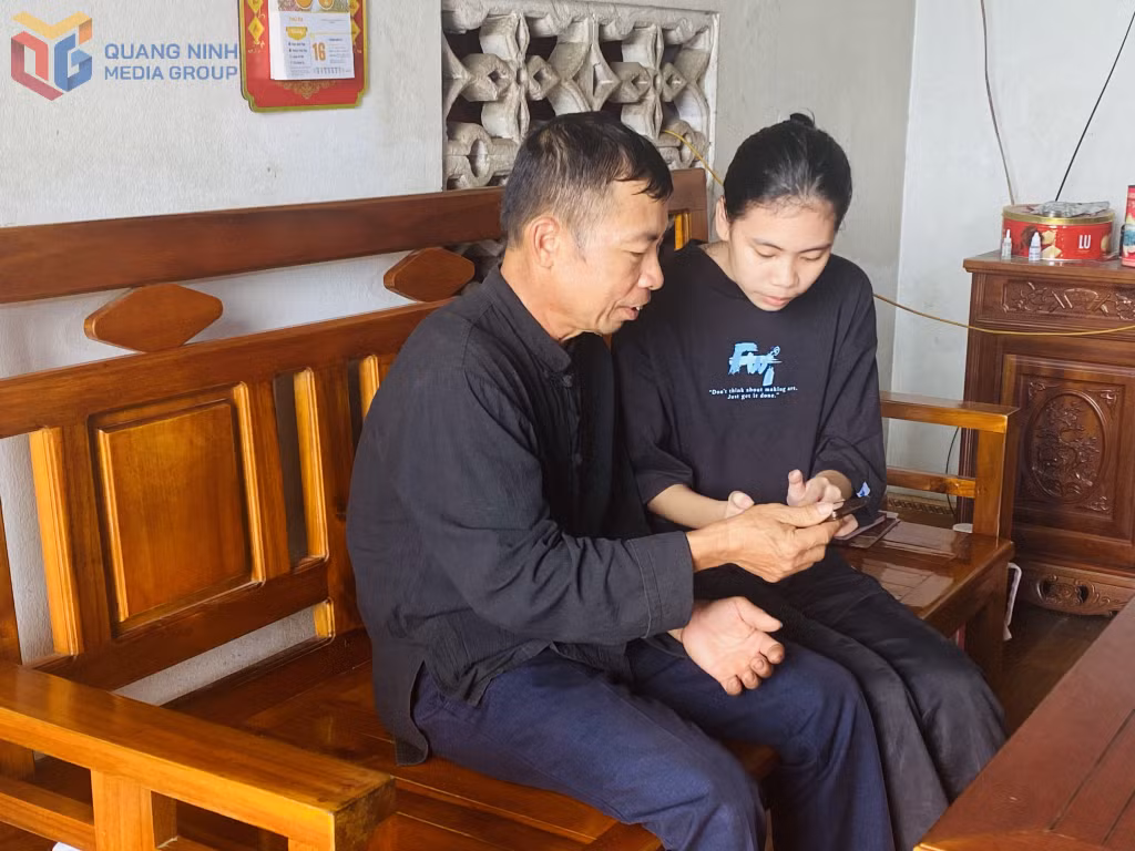 Em Bế Quỳnh Như hướng dẫn người thân trong gia đình các tiện ích số.