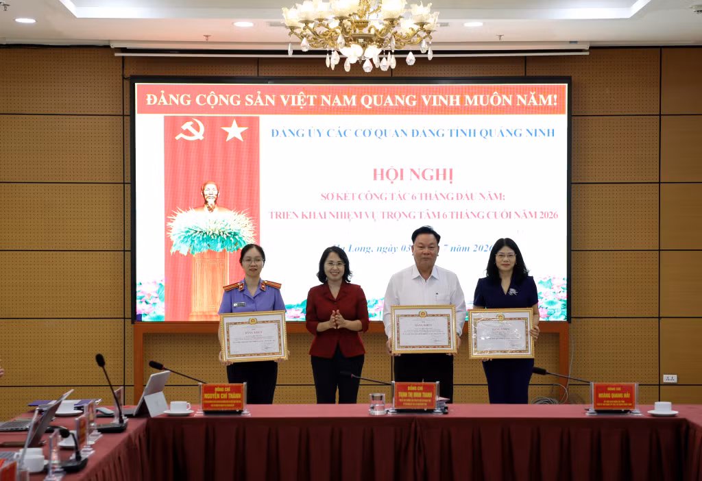 Thay mặt BTV Tỉnh ủy, đồng chí Trịnh Thị Minh Thanh, Phó Bí thư Thường trực Tỉnh ủy, Chủ tịch HĐND tỉnh, Bí thư Đảng ủy các cơ quan Đảng tỉnh, tặng Bằng khen cho 3 đảng viên hoàn thành xuất sắc nhiệm vụ 5 năm 2021-2025.