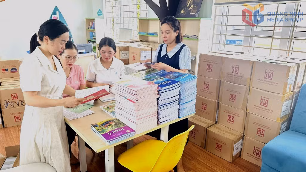Trường Tiểu học Đường Hoa tổ chức tiếp nhận sách giáo khoa để cấp cho học sinh mượn miễn phí trong năm học 2026-2027.