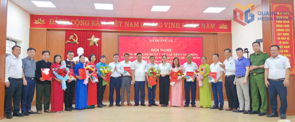 Lãnh đạo xã Quảng La chụp ảnh cùng đội ngũ cán bộ các thôn sau sắp xếp.