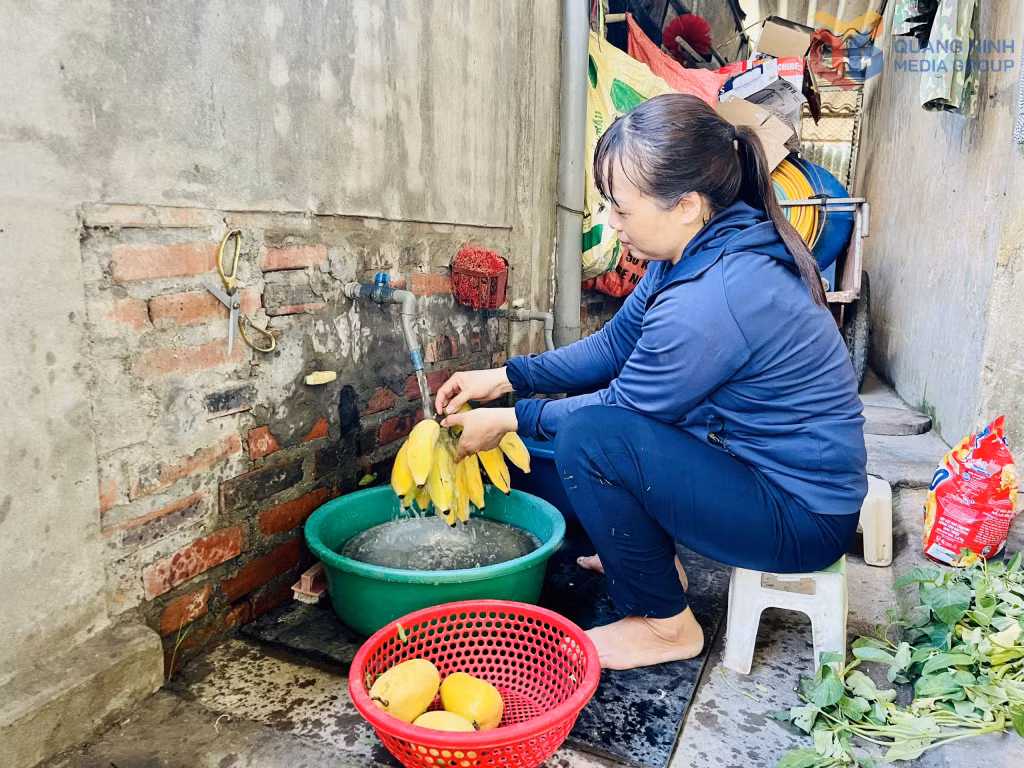 Tại khu vực ngoại thành và nông thôn, tỷ lệ người dân dùng nước sạch mới chỉ đạt 68,06%.