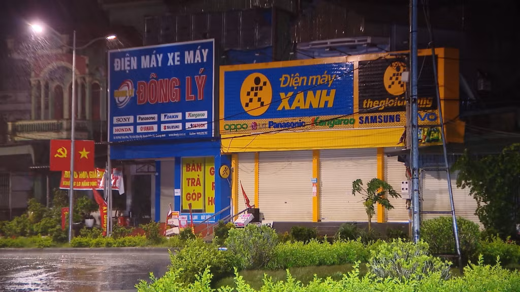 Mưa bão gây gãy đổ một số cây xanh và biển bảng quảng cáo.