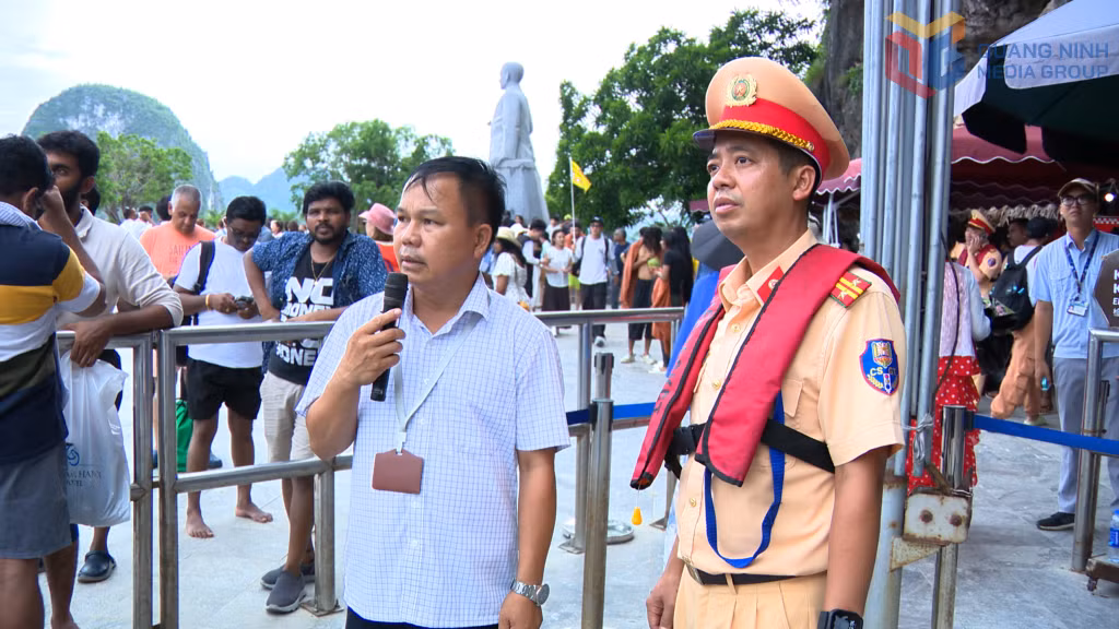 Đội Cảnh sát đường thủy phối hợp với Ban Quản lý Di sản Thế giới Vịnh Hạ Long - Yên Tử nhắc nhở du khách chấp hành quy định an toàn tại điểm tham quan đảo Ti Tốp.