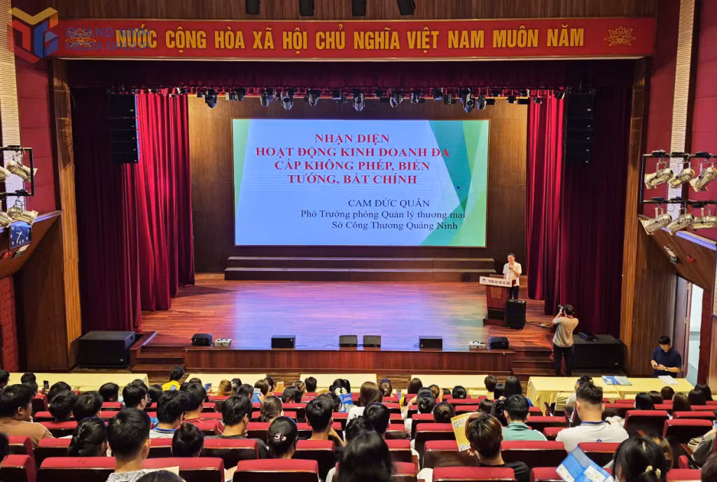Đại diện phòng Quản lý thương mại (Sở Công Thương) tuyên truyền về nâng cao nhận thức và cảnh báo các hoạt động bán hàng đa cấp biến tướng, trái phép cho sinh viên Trường Đại học Hạ Long.