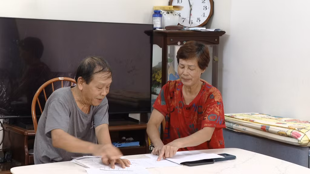 Gia đình bà Vũ Thị Dung và ông Nguyễn Đức Tiến (khu Giếng Đáy 6) là một trong những hộ dân gương mẫu đi đầu trong phong trào hiến đất làm đường tại phường Việt Hưng.