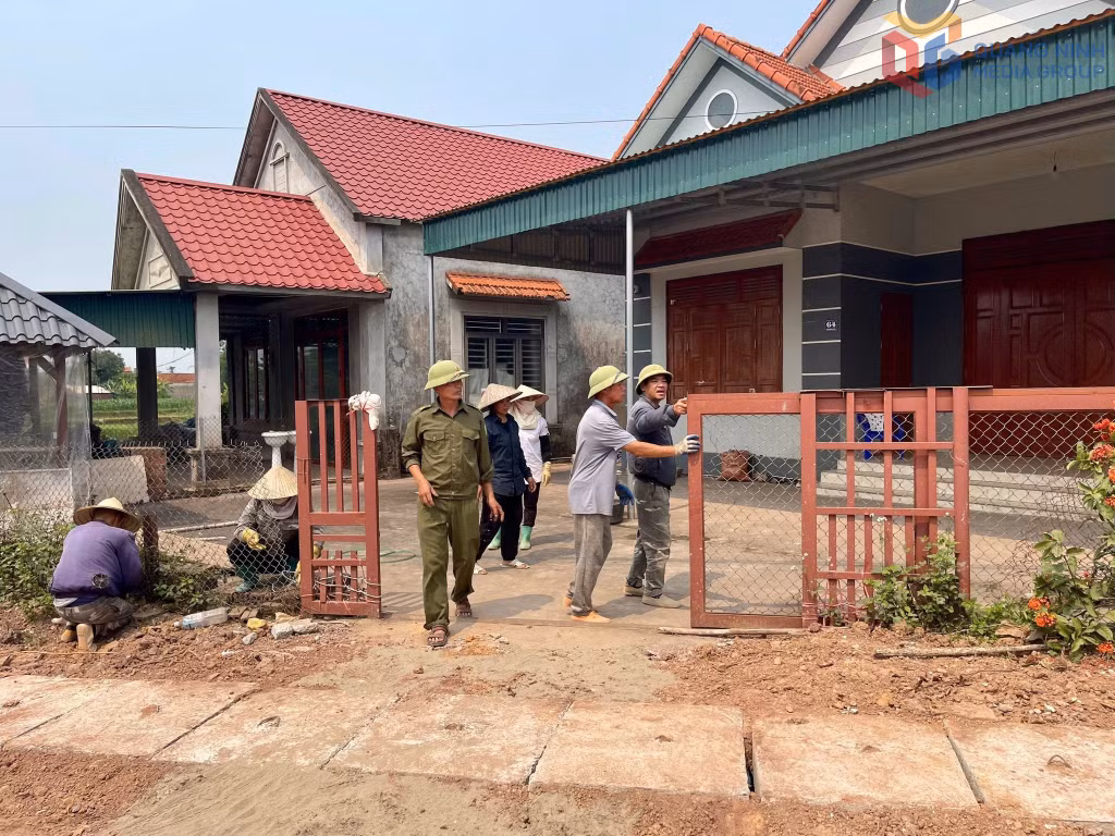 Người dân thôn Đông Nam (xã Đông Ngũ) sẵn sàng dỡ bỏ tường rào của gia đình để hiến đất làm đường.