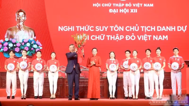 Nghi thức suy tôn Tổng Bí thư, Chủ tịch nước Tô Lâm làm Chủ tịch danh dự Hội Chữ thập đỏ Việt Nam nhiệm kỳ 2026-2031. (Ảnh: ĐĂNG KHOA)
