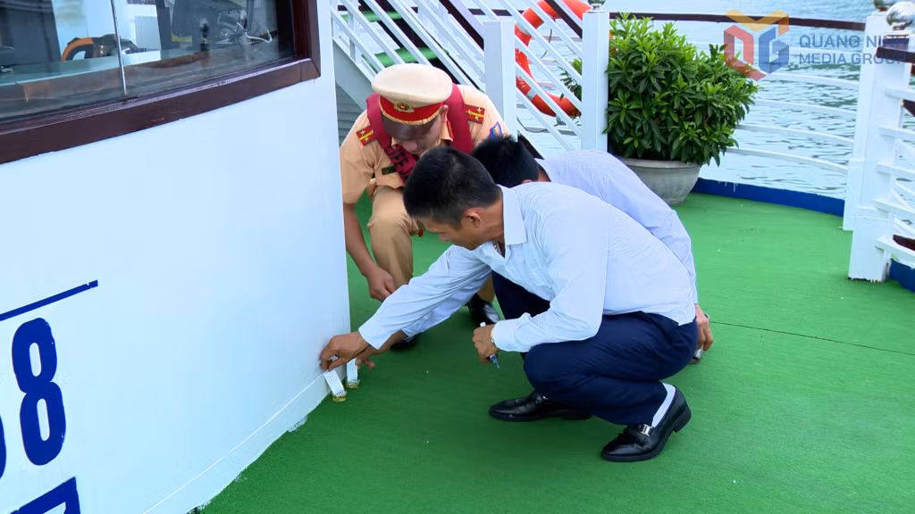 Từ đầu năm đến nay, Đội Cảnh sát đường thủy, Phòng CSGT đã tiến hành kiểm tra đột xuất nồng độ cồn, ma túy đối với hơn 300 thuyền trưởng, thuyền viên và người làm việc trên các tàu du lịch.