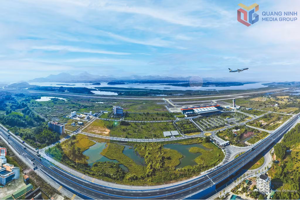 Trục cao tốc dọc Quảng Ninh đã kết nối đồng bộ các đô thị, khu công nghiệp, khu kinh tế, cảng biển, sân bay và các trung tâm du lịch, hình thành hành lang phát triển thống nhất, tạo điều kiện để mỗi khu vực phát huy lợi thế riêng, đồng thời bổ trợ lẫn nhau trong thu hút đầu tư và phát triển kinh tế.
