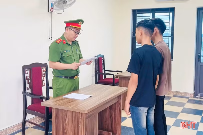 Cơ quan CSĐT Công an Hà Tĩnh đọc quyết định khởi tố đối với N.D.K và N.T.B.