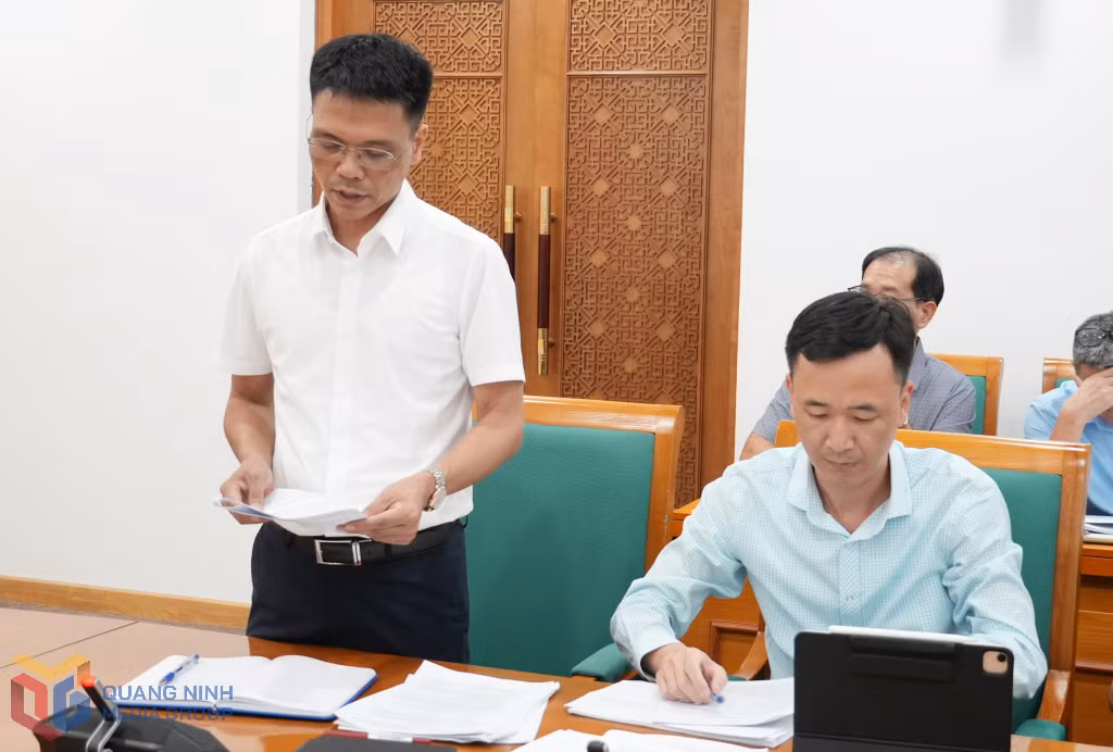 Đại diện Sở Công Thương báo cáo tại cuộc họp.