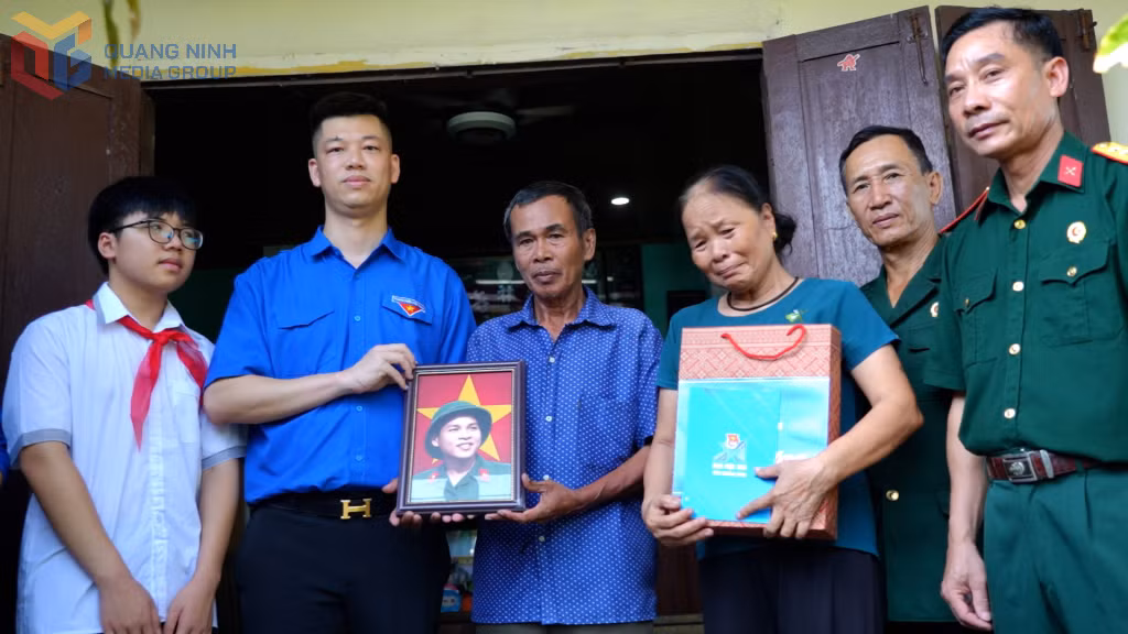 Thân nhân liệt sĩ Trần Văn Nam (phường Đông Mai) xúc động khi đón nhận di ảnh.