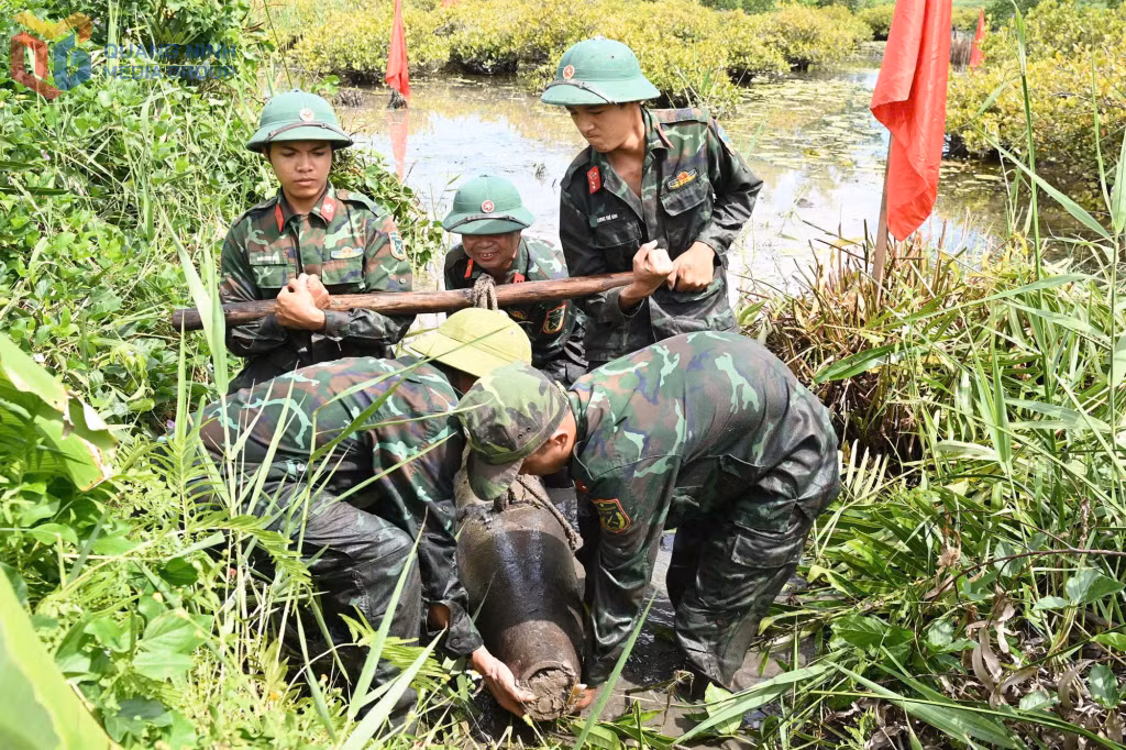 Lực lượng Công binh, Phòng Tham mưu, Bộ CHQS tỉnh thực hiện nhiệm vụ rà phá bom mìn, vật liệu nổ.&nbsp;