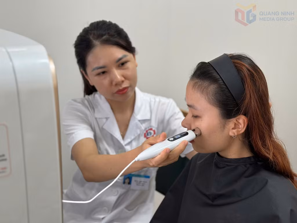 Bệnh viện Đa khoa tỉnh đưa vào sử dụng hệ thống phân tích da thế hệ mới ứng dụng trí tuệ nhân tạo tại Phòng khám da liễu (Khoa Khám chữa bệnh theo yêu cầu).