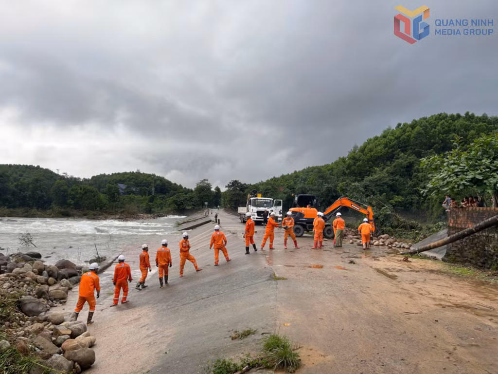 Điện lực Hải Hà khắc phục sự cố đường điện do mưa lớn vào tháng 5/2026. Ảnh: Hoàng Nga