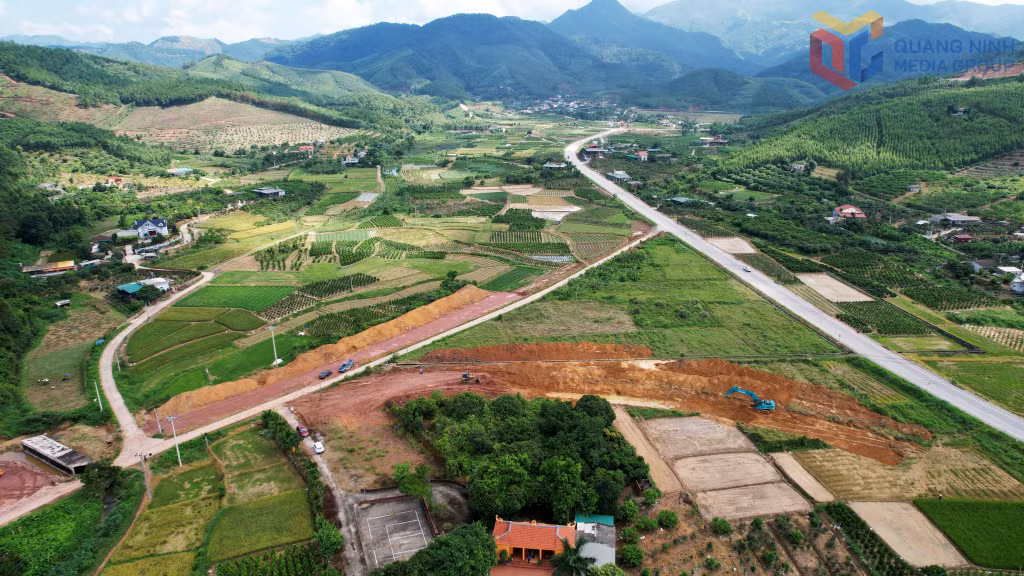 Mũi thi công nút giao từ đường trục chính khu vực Đông Triều kết nối với đường đi Yên Tử.