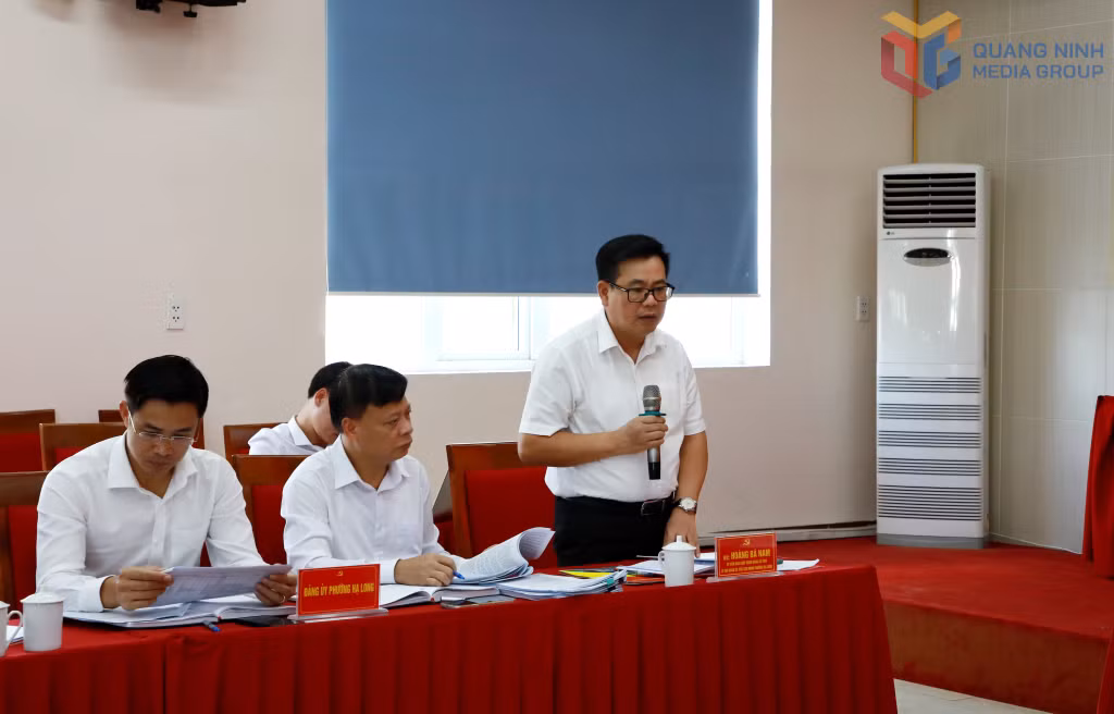 Đồng chí Hoàng Bá Nam, Bí thư Đảng ủy, Chủ tịch HĐND phường Hạ Long, phát biểu tại buổi làm việc.