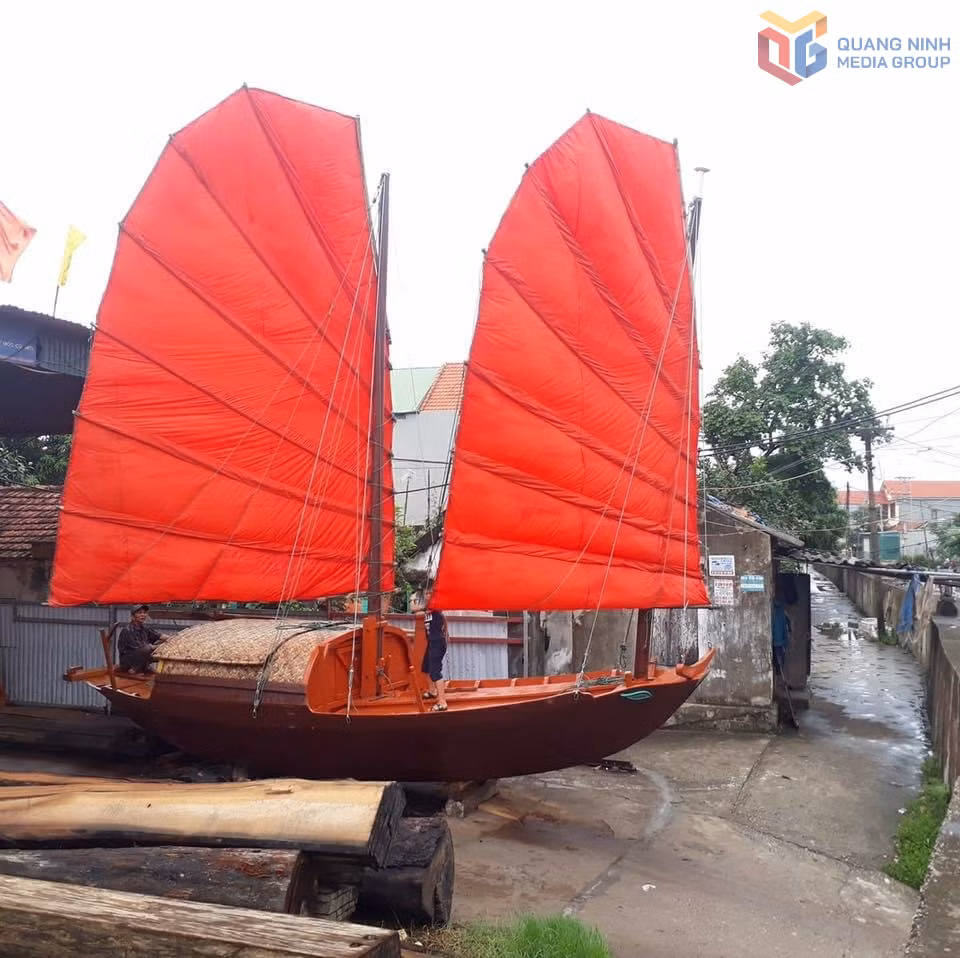Những con thuyền được đóng tại xưởng của ông Chắn.