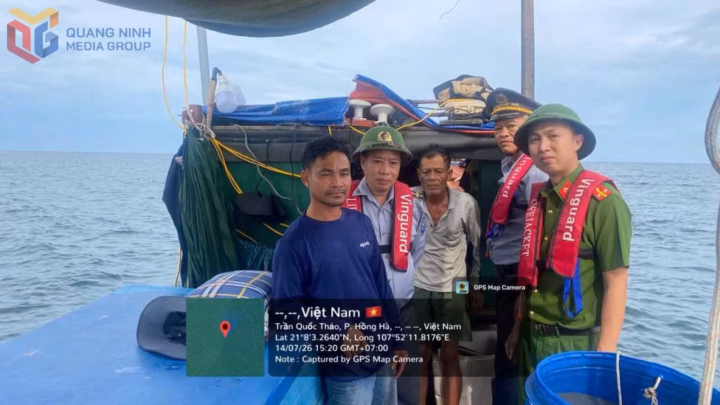 Lực lượng chức năng phát hiện một tàu cá vi phạm quy định về sử dụng thiết bị giám sát hành trình tàu cá (VMS) ngày 14/7/2026. Ảnh Chi cục Biển, Hải đảo và Thuỷ sản, Kiểm ngư Quảng Ninh.