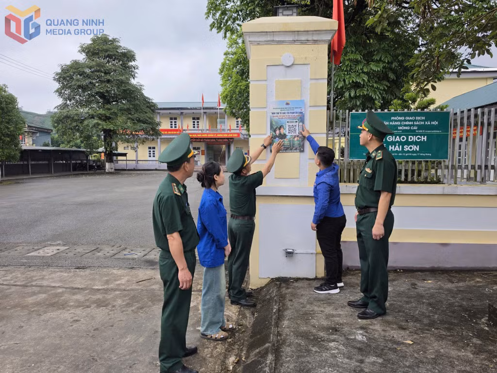 Đồn BP Pò Hèn cùng Đoàn Thanh niên xã Hải Sơn dán mã QR "Hòm thư tố giác tội phạm ẩn danh" tại cổng trụ sở UBND xã.