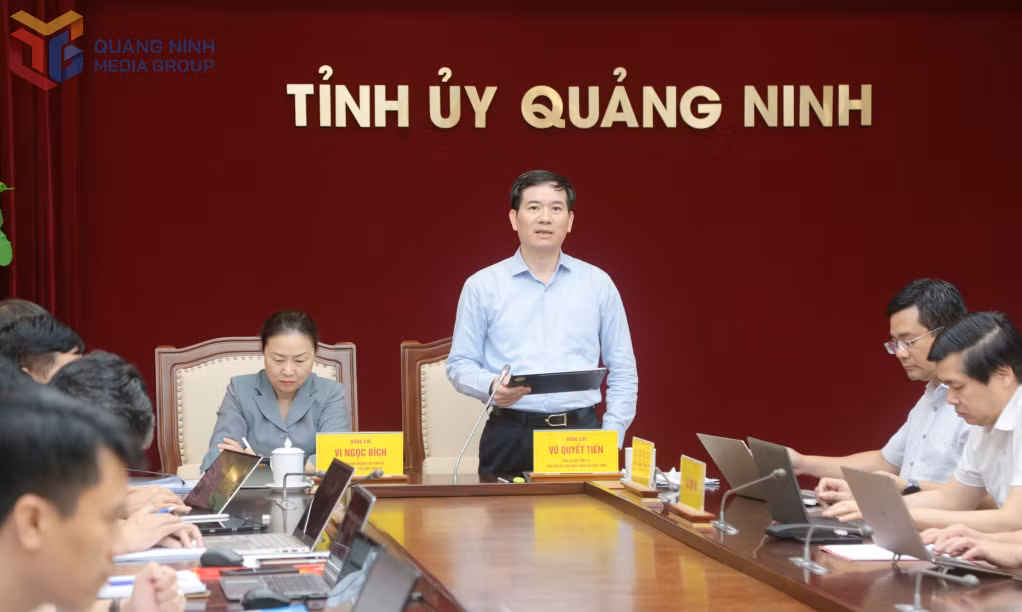 Đồng chí Vũ Quyết Tiến, Phó Bí thư Tỉnh ủy, Chủ tịch Ủy ban MTTQ tỉnh, phát biểu tại hội nghị.