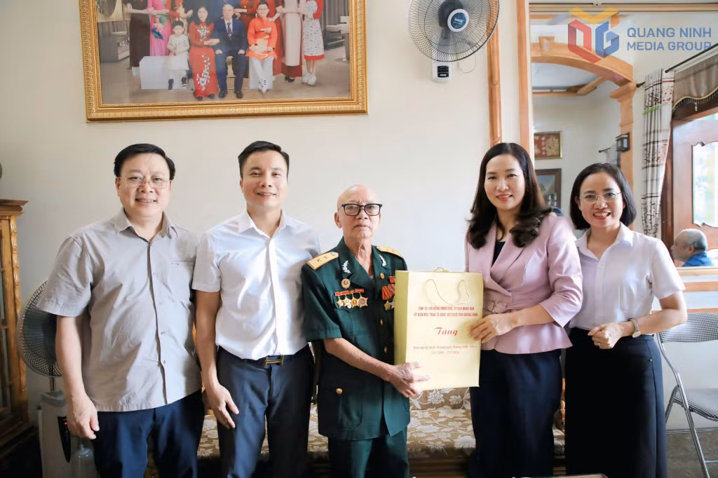 Đồng chí Nguyễn Thị Hạnh trao quà cho bệnh binh Hoàng Hữu Thự, bị nhiễm chất độc hóa học suy giảm khả năng lao động dưới 81% (phường Hoành Bồ).
