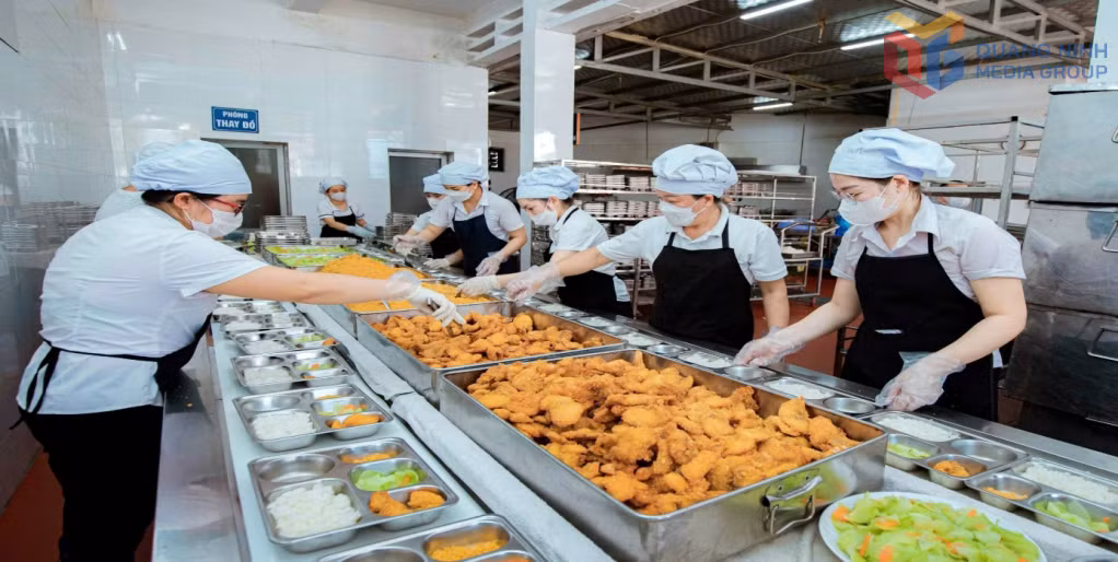 Người lao động Chi nhánh Vân Long chuẩn bị suất ăn bán trú cho&nbsp;học sinh tiểu học.
