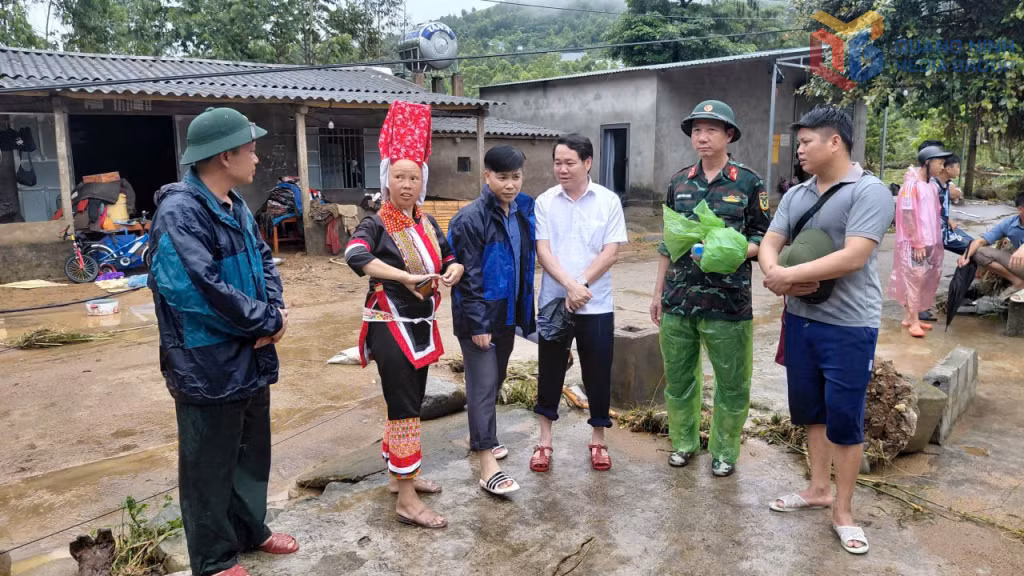 Bí thư, Trưởng thôn Sông Moóc trò chuyện, nắm bắt thông tin để hỗ trợ người dân khắc phục hậu quả do mưa lớn kéo dài.