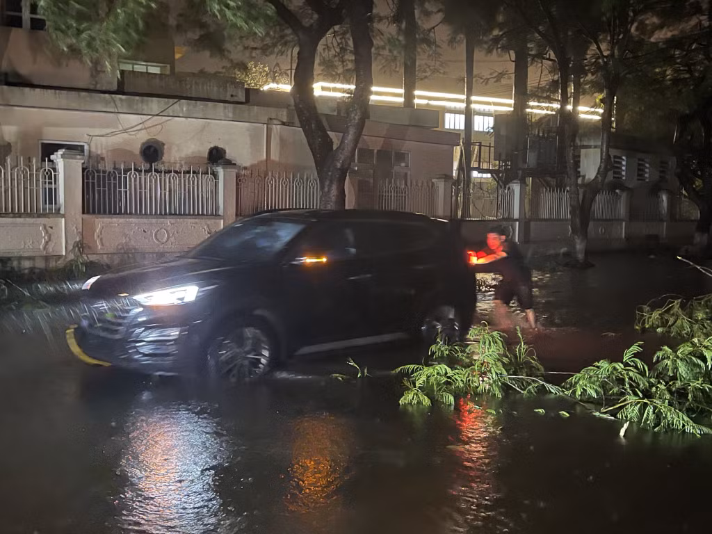 Một số ô tô bị đã bị ảnh hưởng do ngập nước.