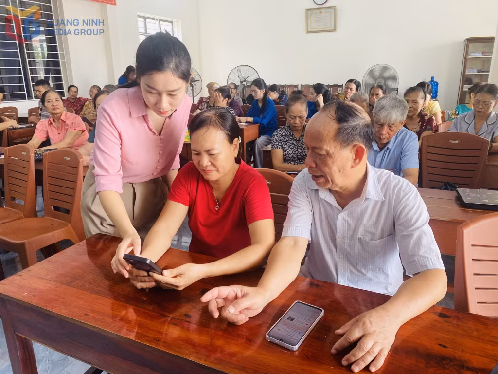 Trưởng khu phố Khê Chanh (phường Quảng Yên) Đỗ Thị Thanh Bình hướng dẫn người dân các tiện ích số.
