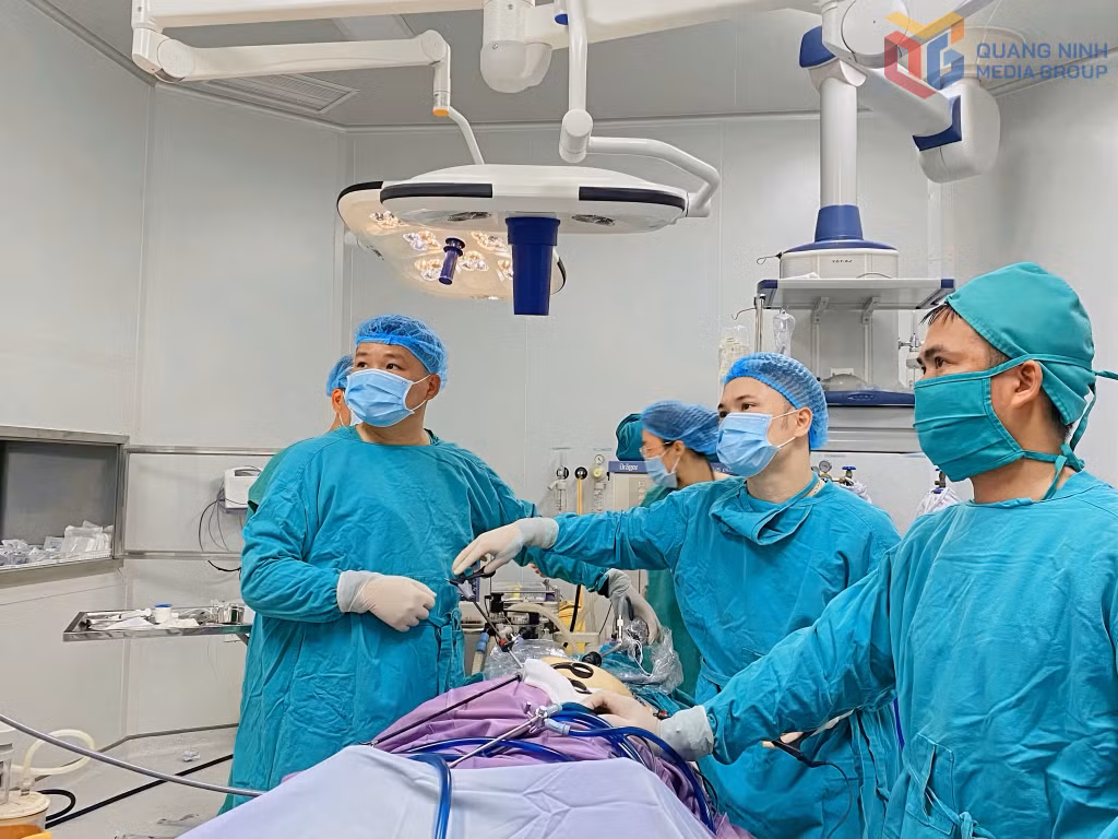 Bệnh viện Sản nhi Quảng Ninh tăng cường bác sĩ chuyên ngành sản phụ khoa hỗ trợ Bệnh viện Đa khoa khu vực Vân Đồn. Ảnh: Bệnh viện Sản nhi Quảng Ninh.