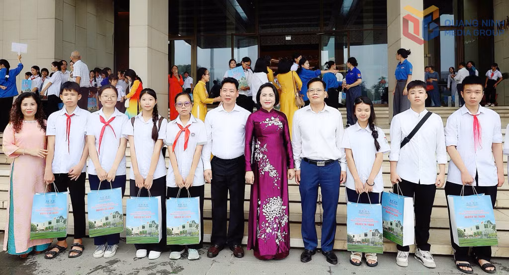 Phó Chủ tịch Quốc hội Nguyễn Thị Thanh tặng quà, chụp ảnh lưu niệm cùng Đoàn đại biểu tỉnh Quảng Ninh tham dự Chương trình 'Hoa dâng Bác' tại Nhà Quốc hội.